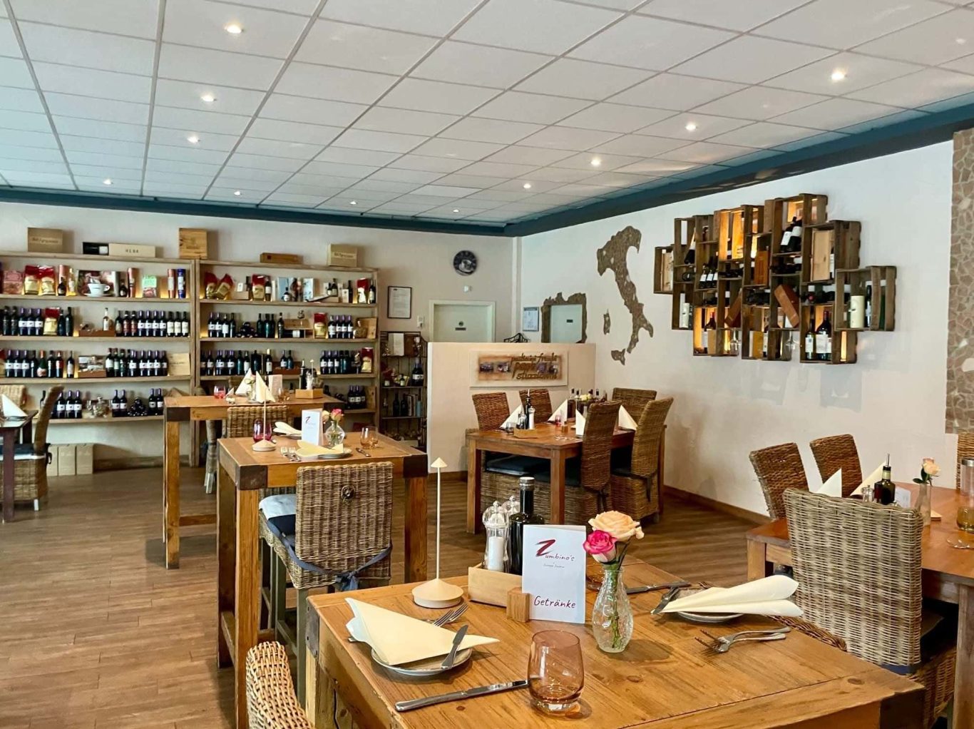 Gemütliches Restaurant mit Holztischen, eleganter Dekoration und warmem Licht.